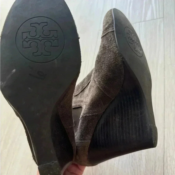TORY BURCH "ADRIENNE" WOMEN'S BROWN SUEDE WEDGE ANKLE BOOTS SIZE 6 - Picture 9 of 12